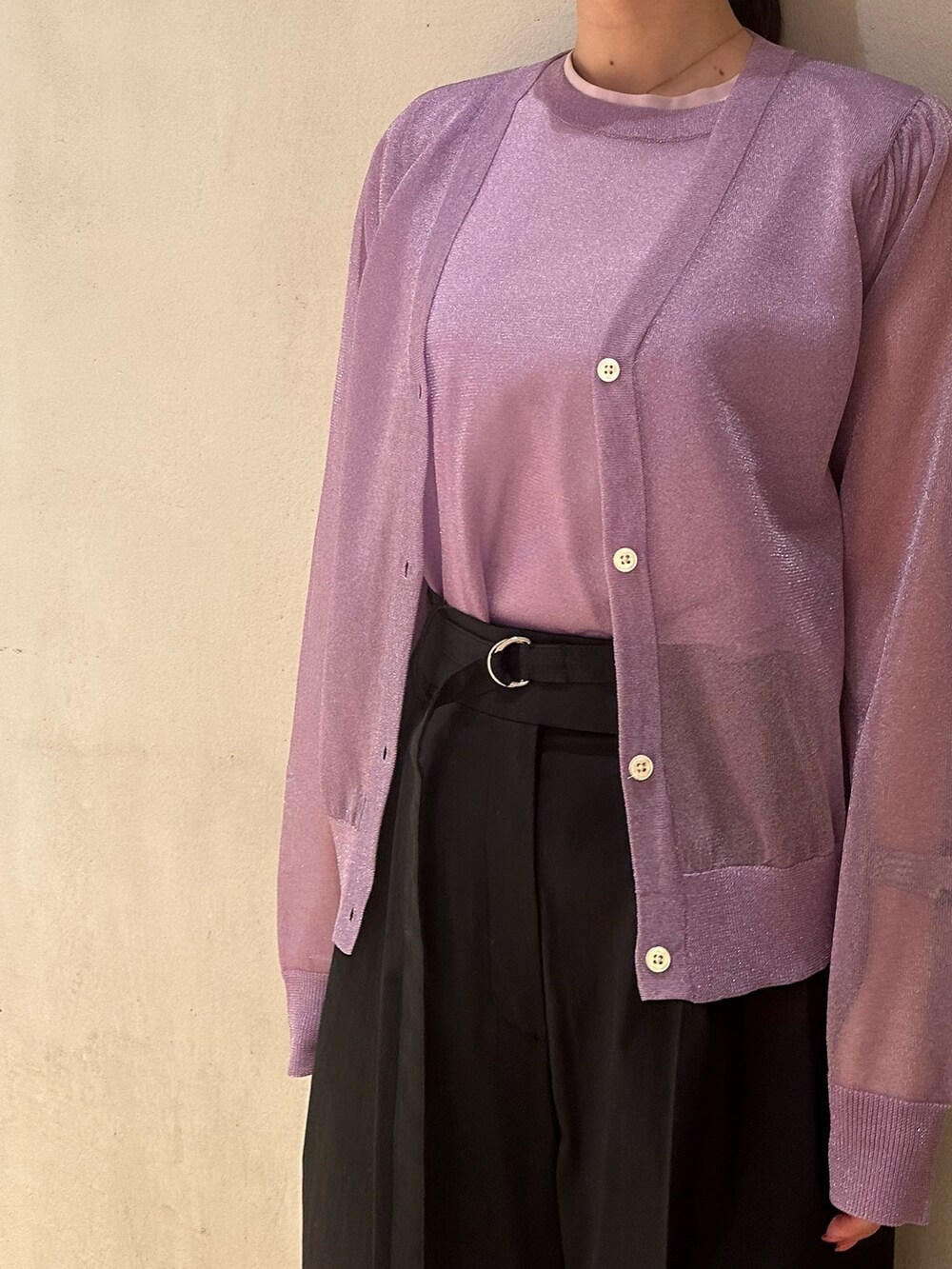 シルバー系のパンプス、パープル系のタンクトップ、パープル系のカーディガン/ボレロを着用したレディースの冬コーディネートの6枚目の写真