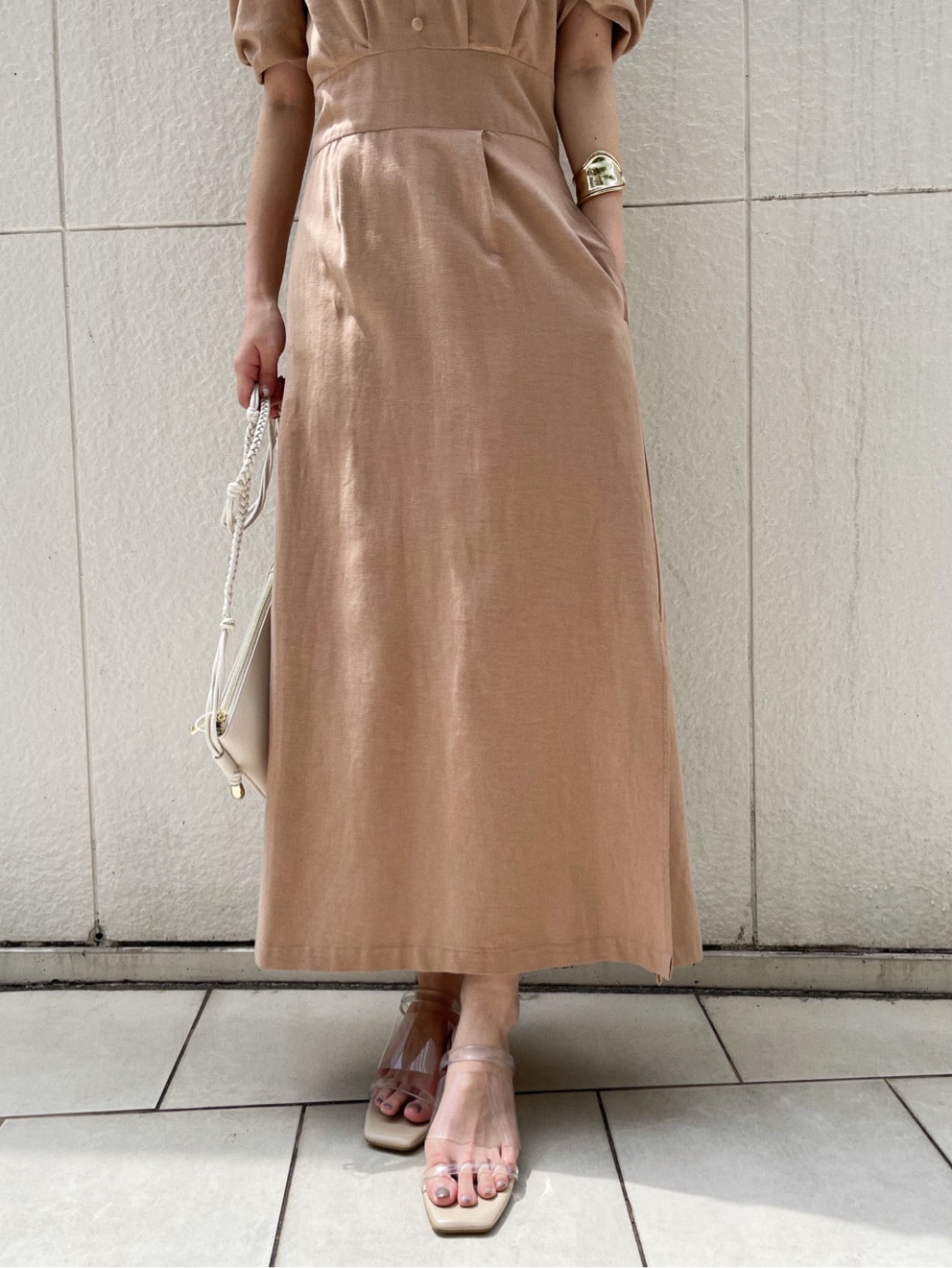 その他のその他シューズ、ホワイト系のショルダーバッグ、ベージュ系のワンピースを着用したレディースの春コーディネートの6枚目の写真