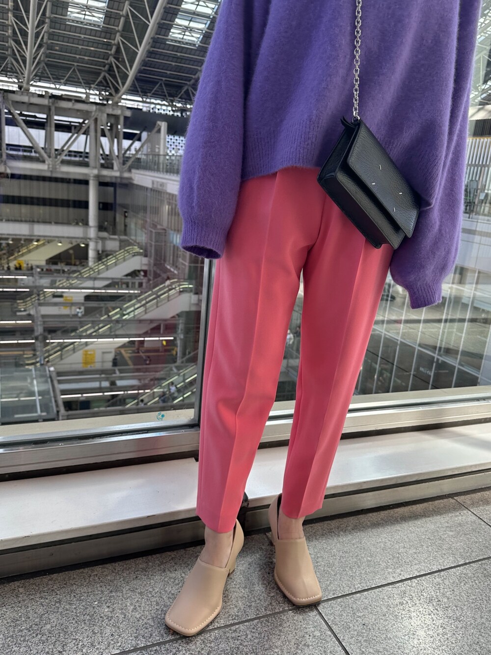 パープル系のニット/セーター、ベージュ系のノーカラージャケット、ブラック系のショルダーバッグを着用したレディースの秋コーディネートの7枚目の写真