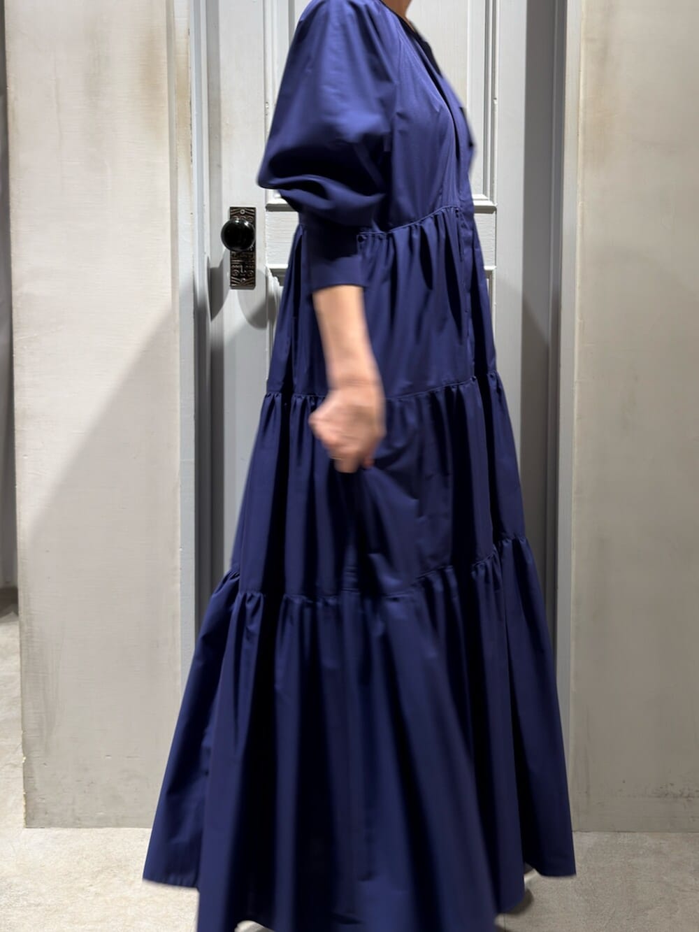 ブルー系のワンピース、グレー系のスニーカーを着用したレディースの秋コーディネートの6枚目の写真