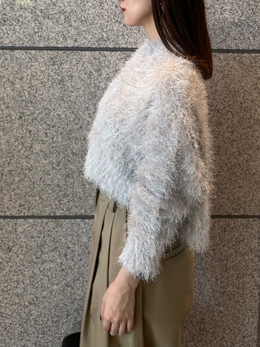 グレー系のニット/セーター、ベージュ系のその他パンツ、ブラック系のボストンバッグを着用したレディースの秋コーディネートの7枚目の写真