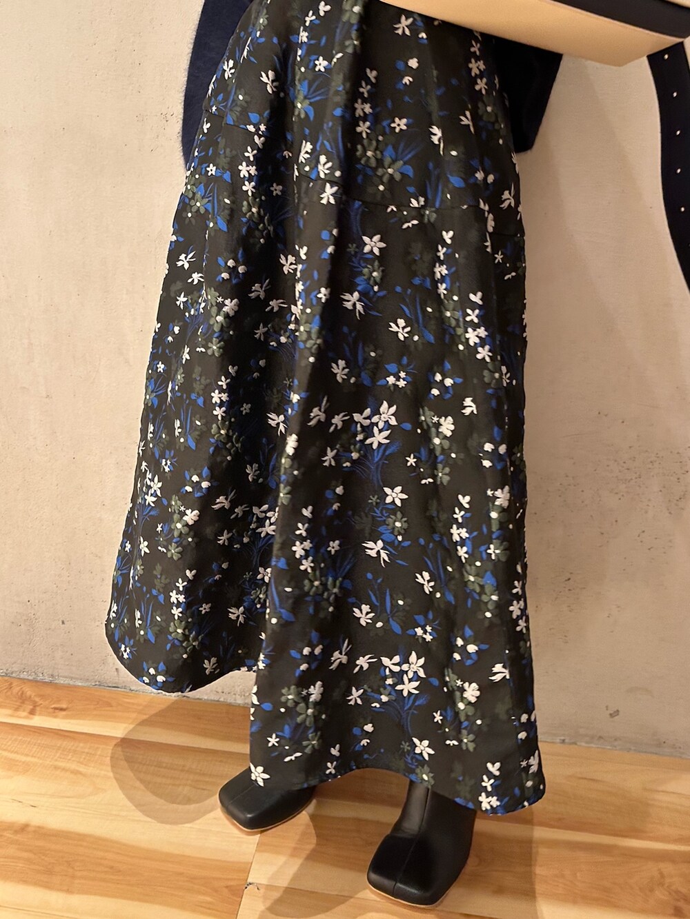 その他のスカート、ブルー系のニット/セーター、ブラック系のブーツを着用したレディースの秋コーディネートの8枚目の写真