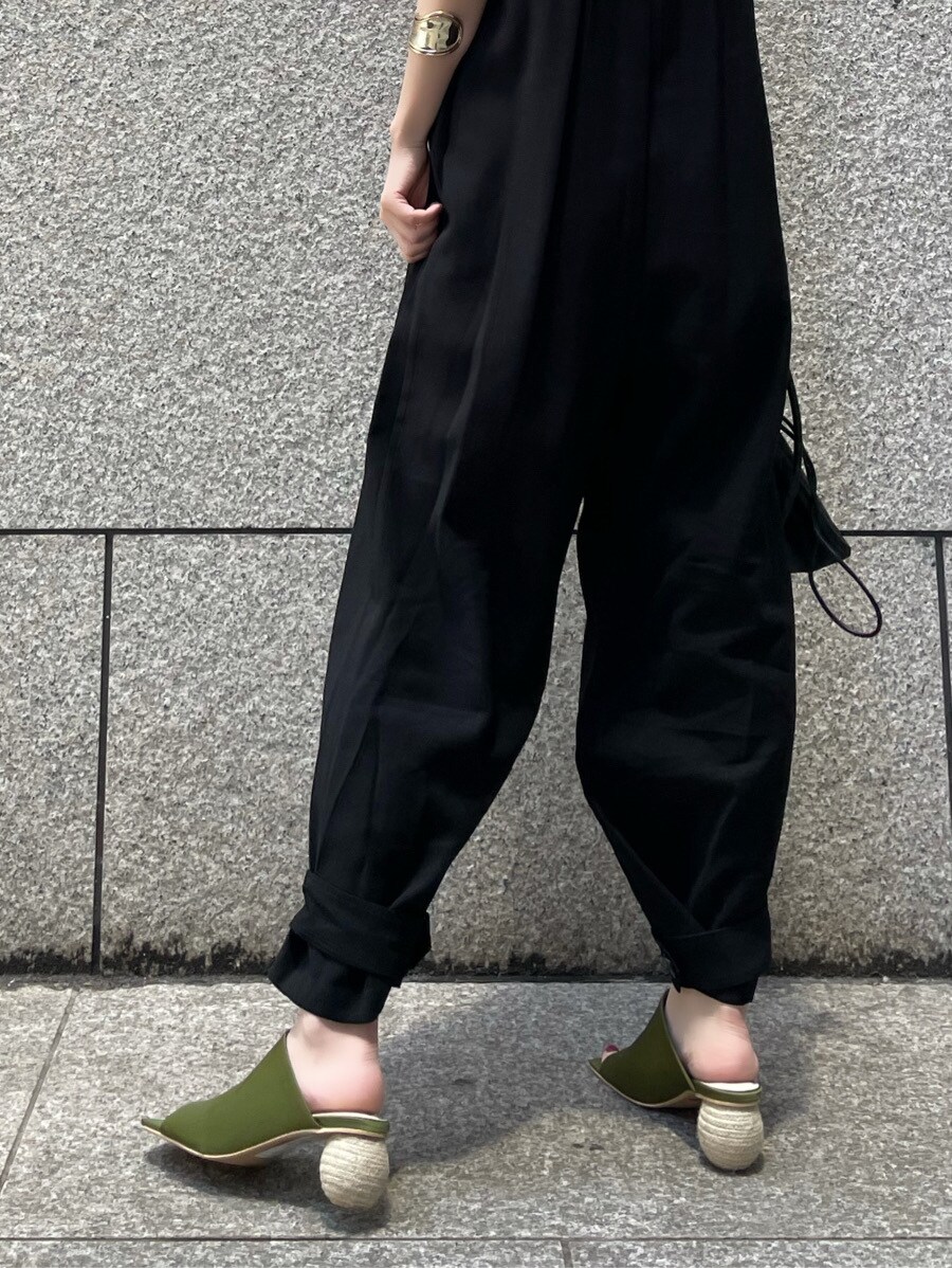 ベージュ系のサンダル、ブラック系のサロペット/オーバーオール、ゴールド系のバングル/リストバンドを着用したレディースの春コーディネートの7枚目の写真