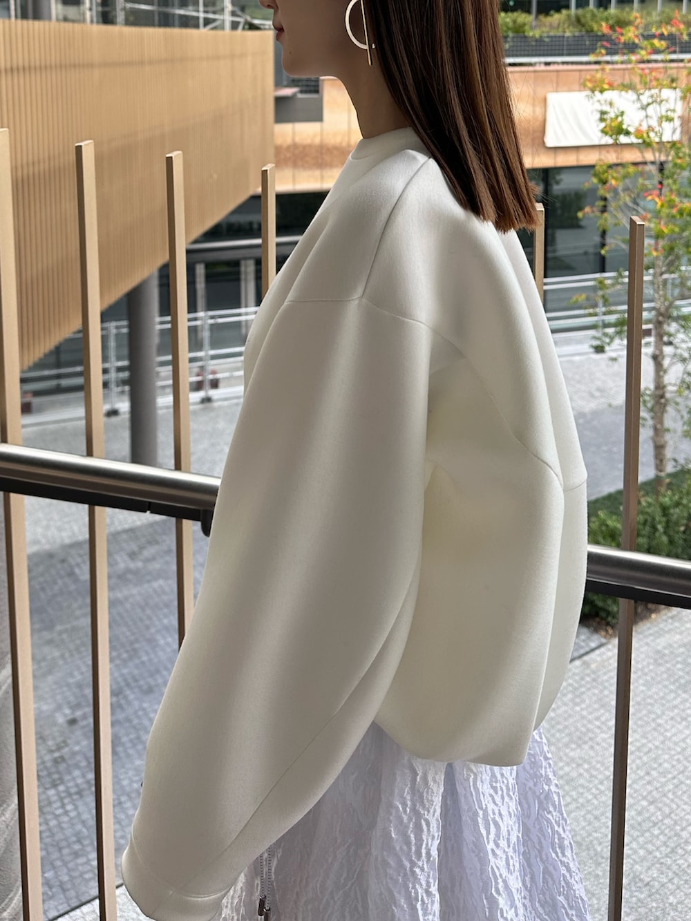 ホワイト系のワンピース、ホワイト系のスウェットを着用したレディースの秋コーディネートの6枚目の写真