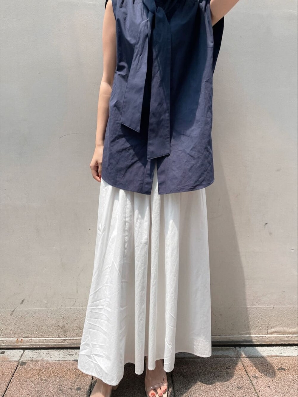 その他のその他シューズ、ブルー系のシャツ/ブラウス、ホワイト系のスカートを着用したレディースの夏コーディネートの6枚目の写真