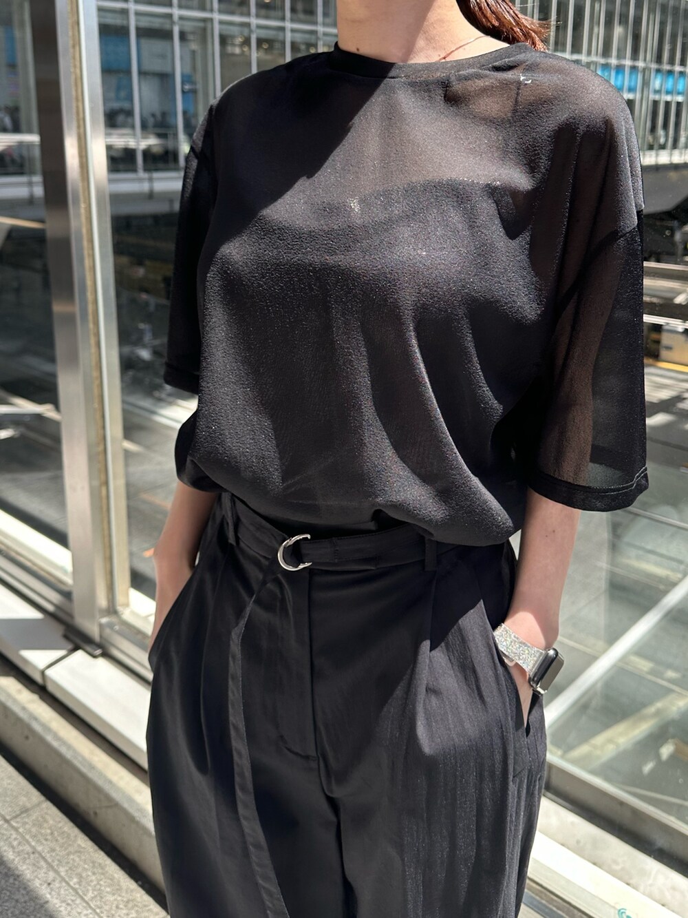 ブラック系のTシャツ/カットソー、ブラック系のその他パンツ、シルバー系のサンダルを着用したレディースの春コーディネートの6枚目の写真