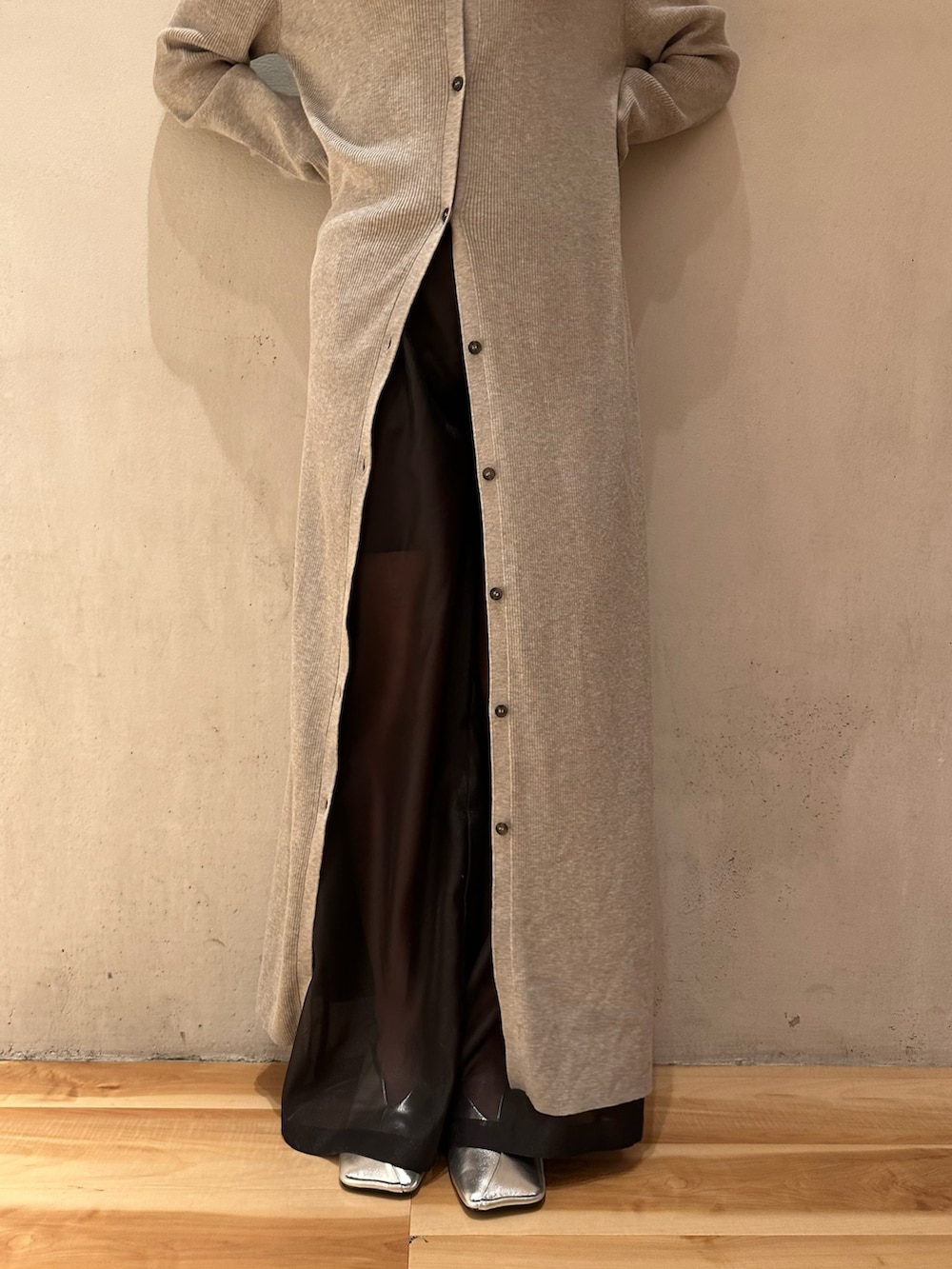 グレー系のワンピース、ブラック系のその他パンツ、シルバー系のパンプスを着用したレディースの冬コーディネートの6枚目の写真