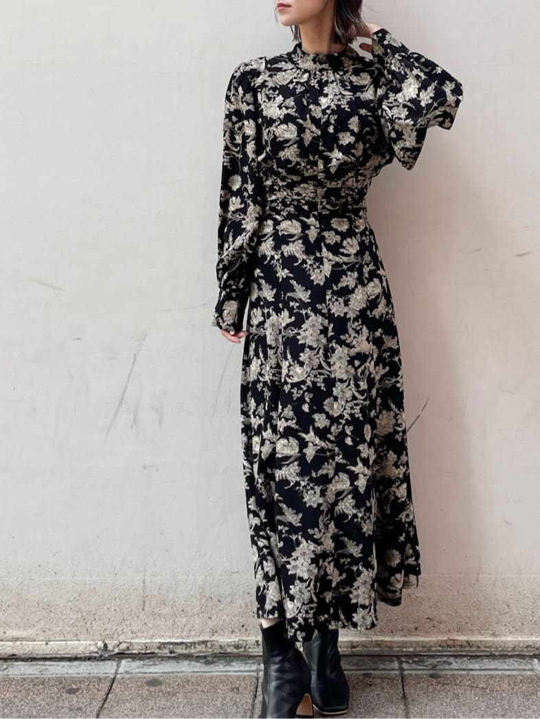 ブラック系のその他シューズ、ブラック系のワンピース、ベージュ系のカーディガン/ボレロを着用したレディースの秋コーディネートの4枚目の写真