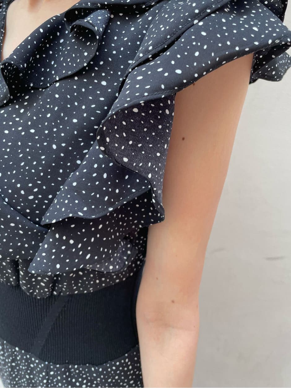 その他のパンプス、ブラック系のワンピースを着用したレディースの夏コーディネートの4枚目の写真