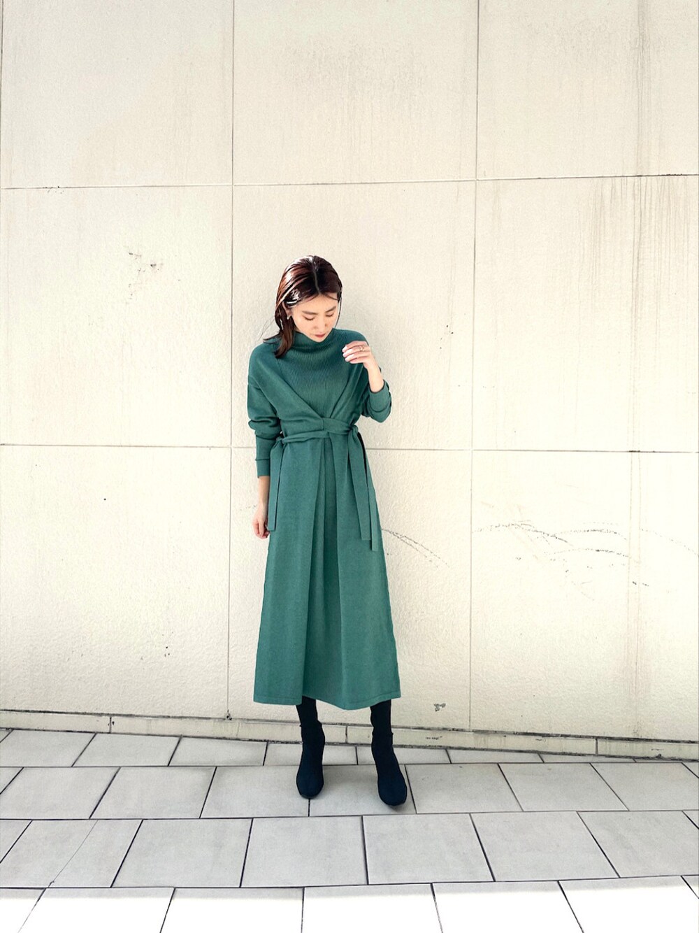 ベージュ系のその他アウター、グリーン系のワンピースを着用したレディースの冬コーディネートの3枚目の写真
