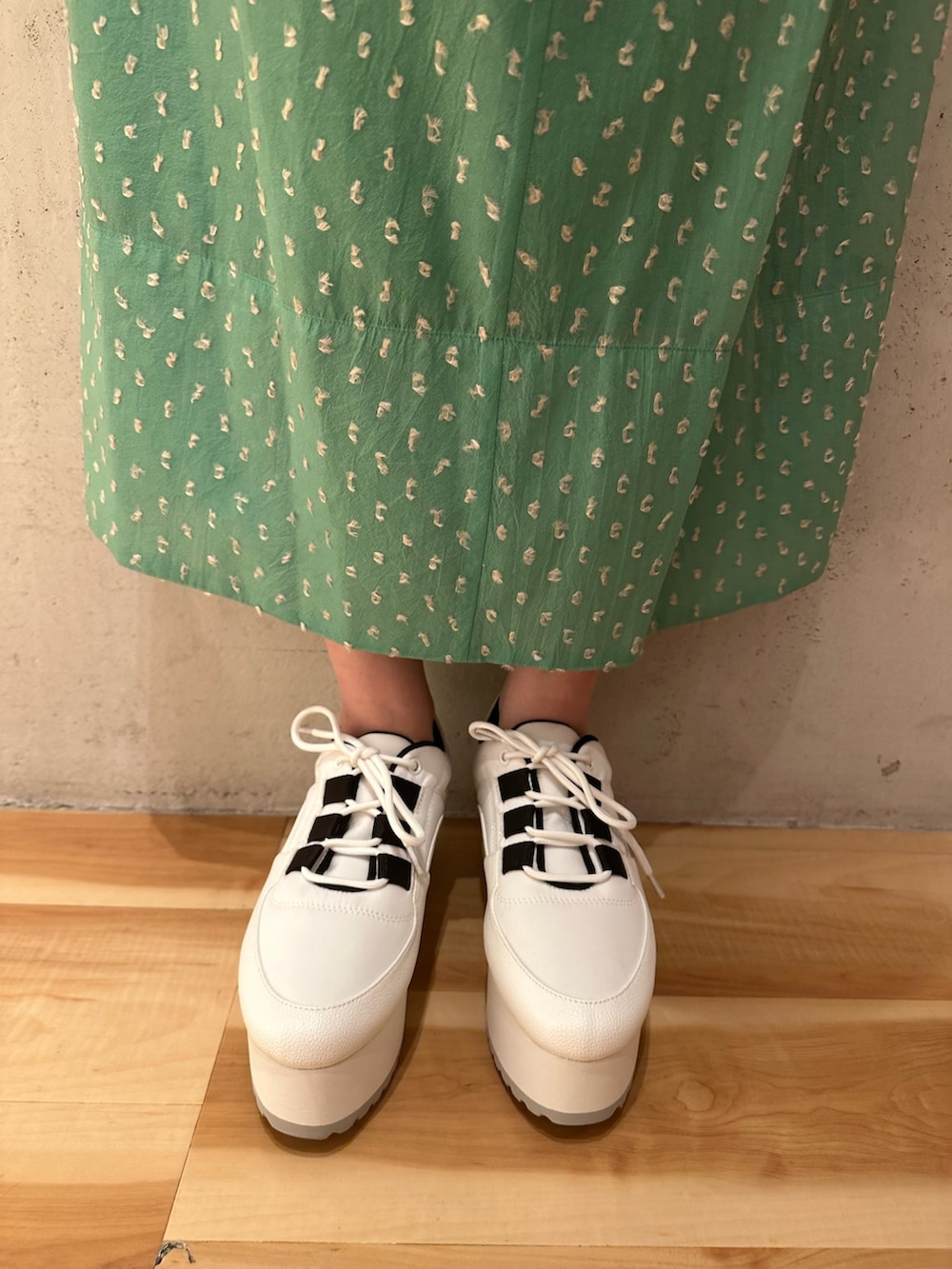 グリーン系のワンピース、ホワイト系のスニーカーを着用したレディースの夏コーディネートの5枚目の写真