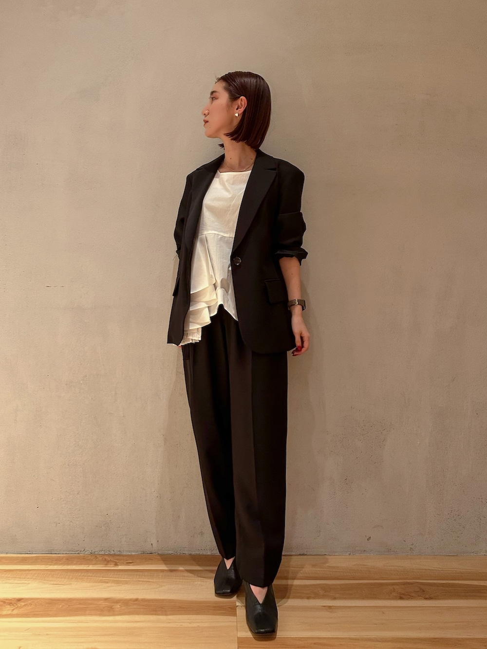 ホワイト系のシャツ/ブラウス、ブラック系のその他パンツ、ブラック系のテーラードジャケットを着用したレディースの冬コーディネートの3枚目の写真