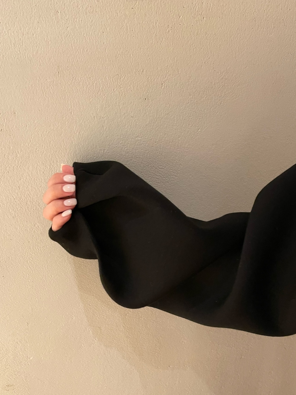 ブラック系のワンピース、グレー系のショルダーバッグ、ブラック系のカーディガン/ボレロを着用したレディースの秋コーディネートの7枚目の写真