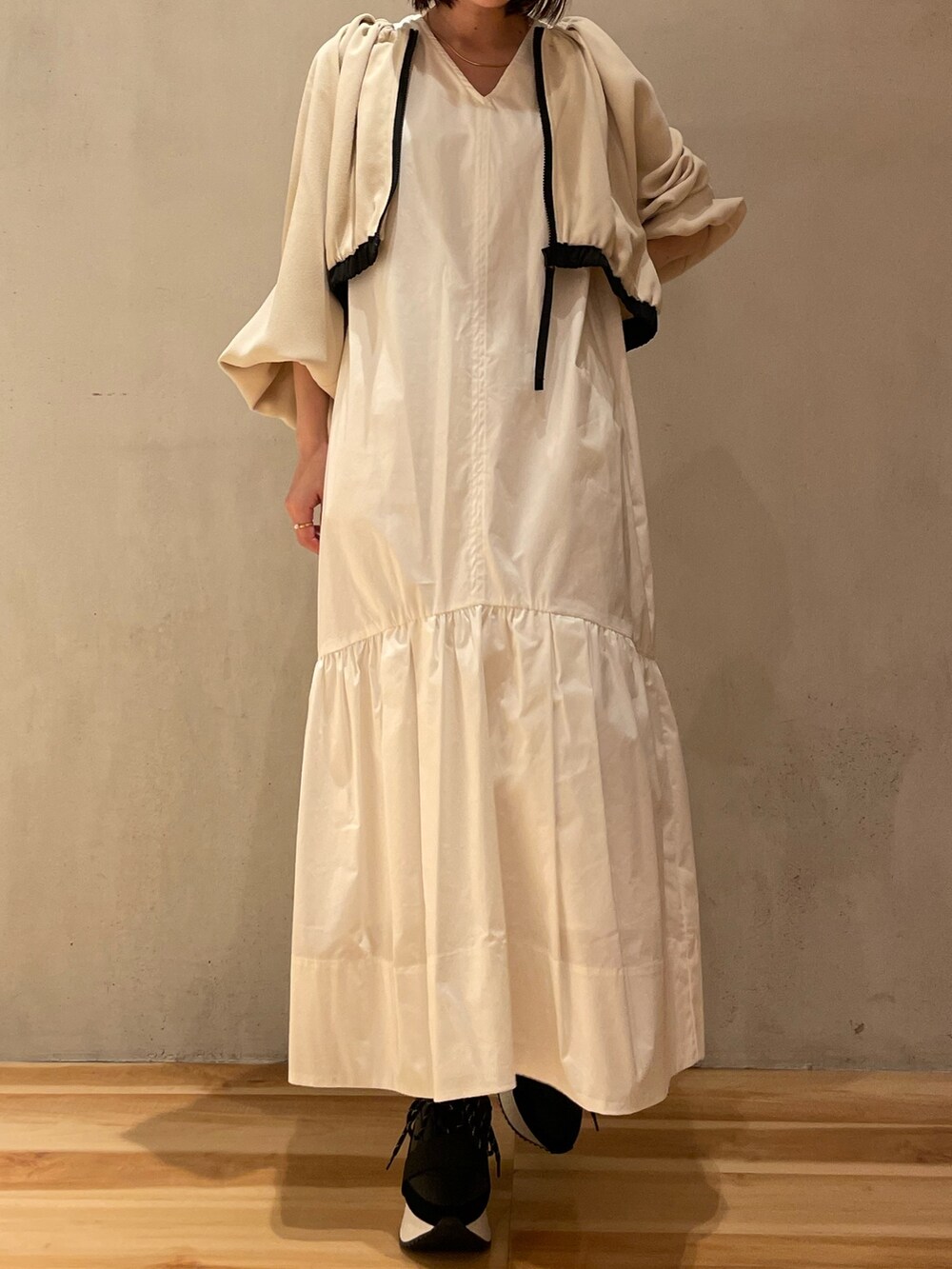 ホワイト系のワンピース、ブラック系のスニーカー、パープル系のスマホケース/カバーを着用したレディースの冬コーディネートの8枚目の写真