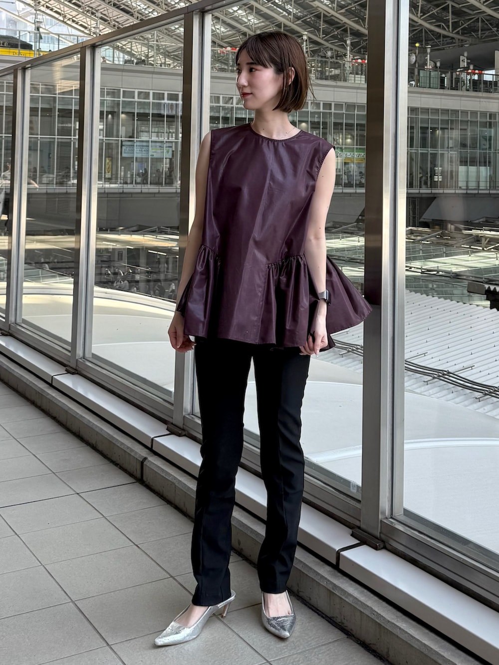 レッド系のシャツ/ブラウス、ブラック系のその他パンツ、シルバー系のパンプスを着用したレディースの夏コーディネートの2枚目の写真