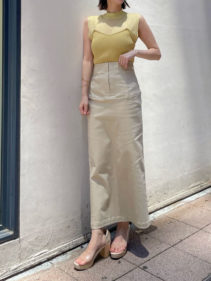 その他のパンプス、イエロー系のニット/セーター、ベージュ系のスカートを着用したレディースの夏コーディネートの2枚目の写真