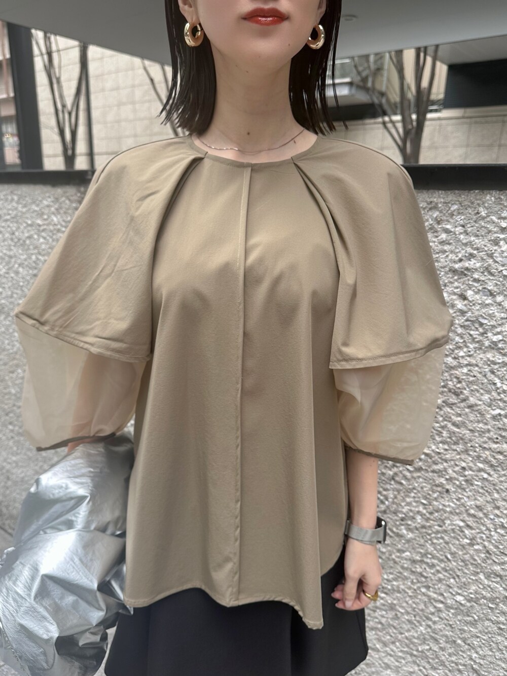 ベージュ系のシャツ/ブラウス、ブラック系のその他パンツ、シルバー系のショルダーバッグを着用したレディースの春コーディネートの4枚目の写真