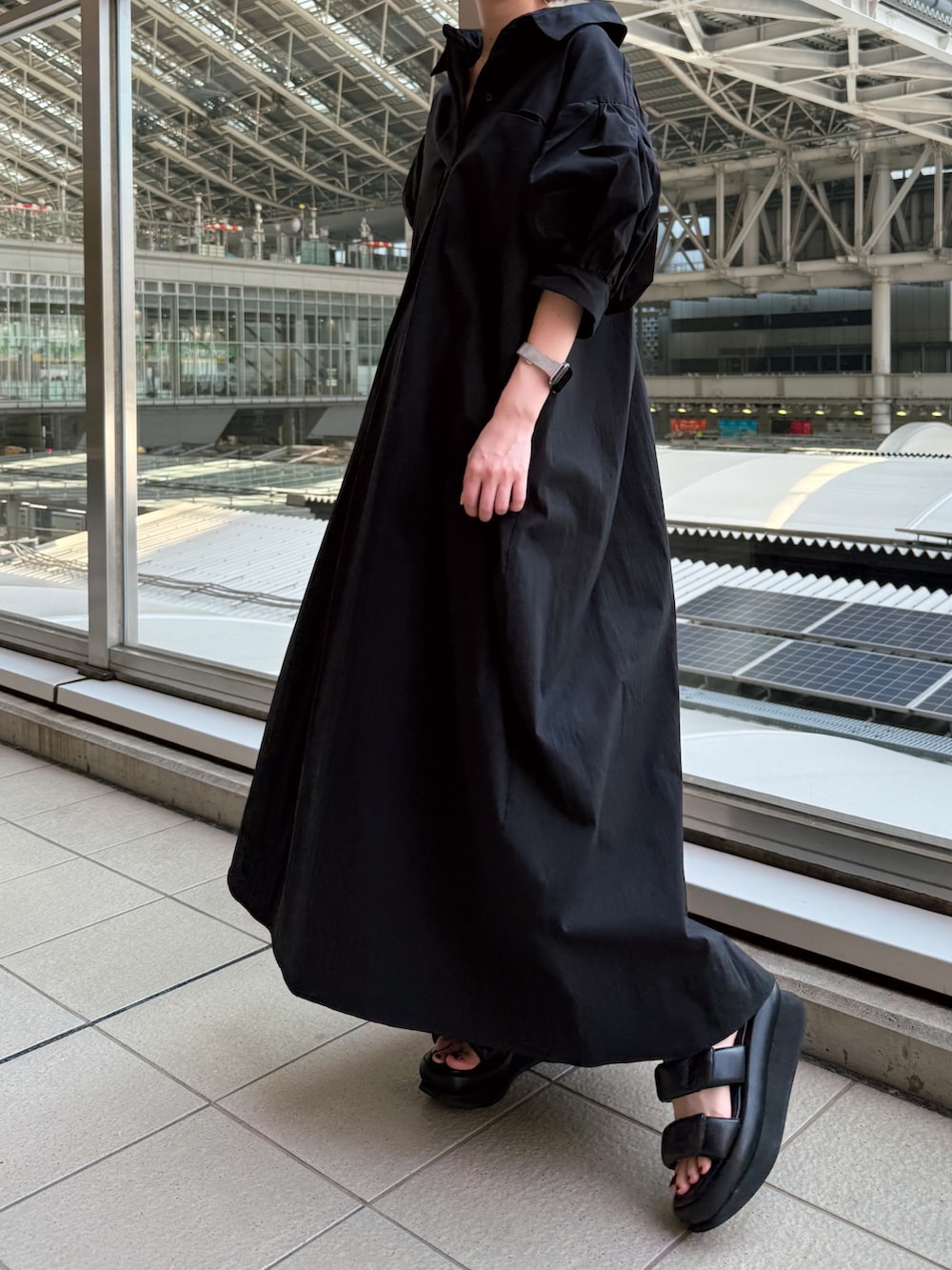 ブラック系のワンピース、ブラック系のサンダルを着用したレディースの夏コーディネートの3枚目の写真