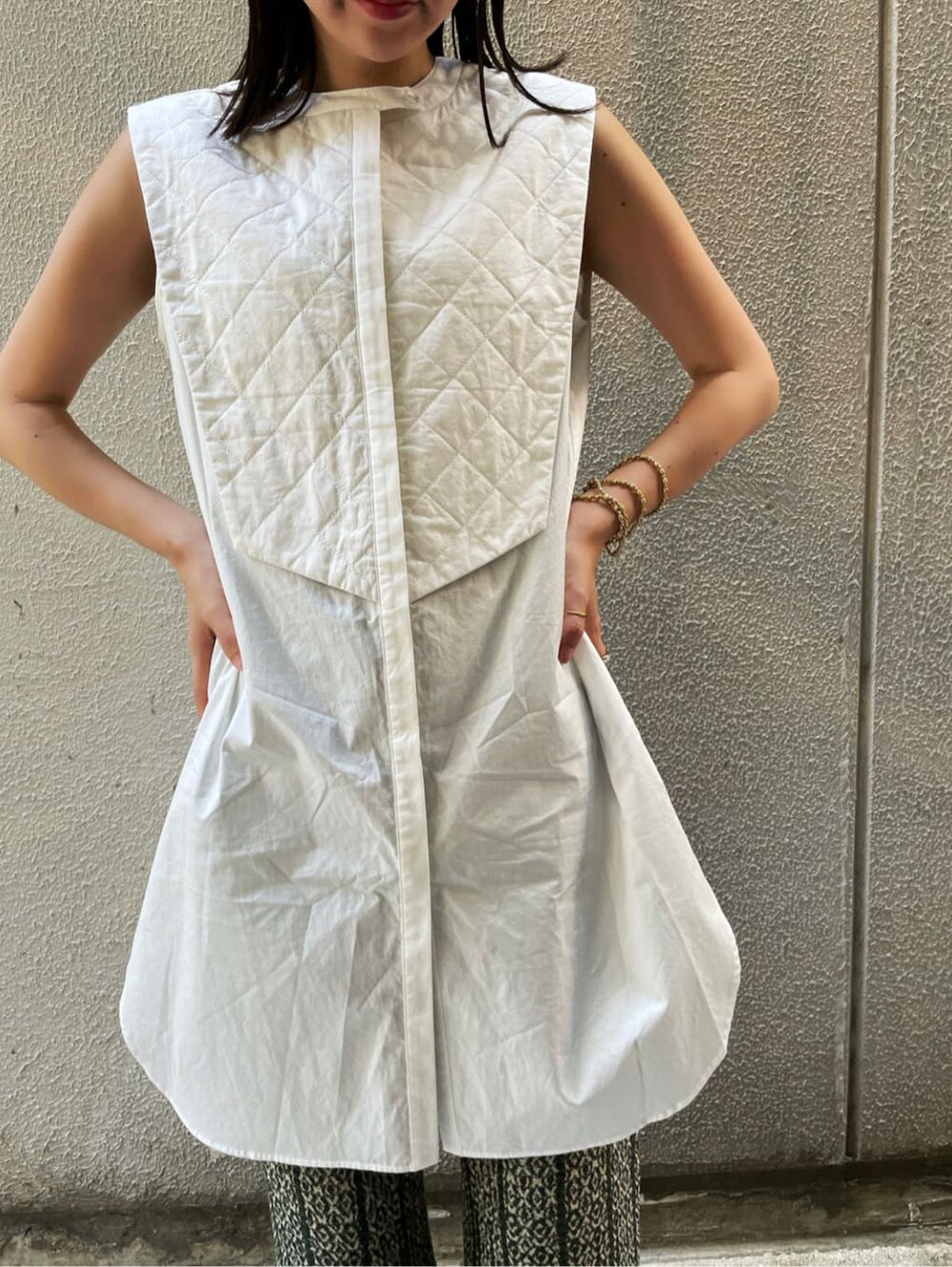 ホワイト系のシャツ/ブラウス、ブラック系のその他パンツ、ホワイト系のサンダルを着用したレディースの夏コーディネートの2枚目の写真