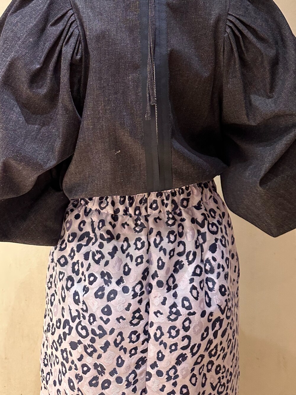 ホワイト系のカーディガン/ボレロ、ブラック系のブーツ、ブルー系のシャツ/ブラウスを着用したレディースの冬コーディネートの8枚目の写真