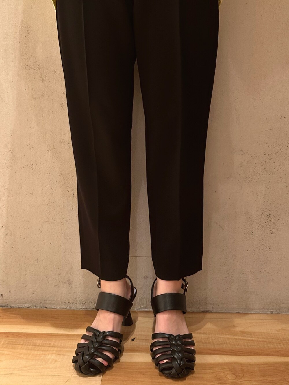 ブラック系のその他パンツ、ブラック系のサンダル、ブラック系のシャツ/ブラウスを着用したレディースの春コーディネートの7枚目の写真