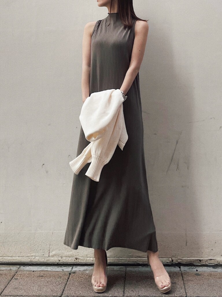 グレー系のワンピース、ベージュ系のサンダル、その他のパンプスを着用したレディースの冬コーディネートの7枚目の写真