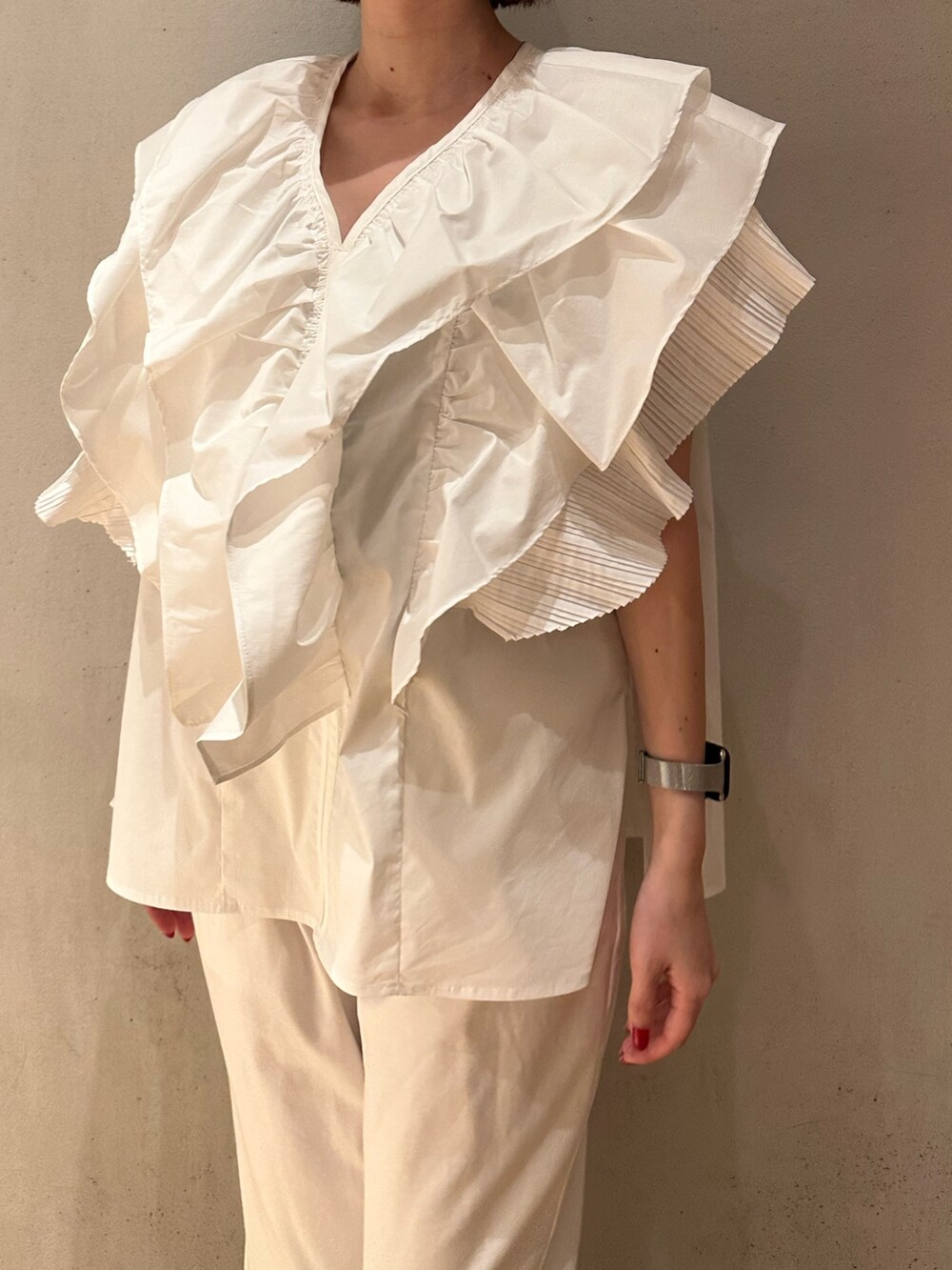 ベージュ系のブーティ、ホワイト系のシャツ/ブラウス、ブラック系のショルダーバッグを着用したレディースの夏コーディネートの4枚目の写真