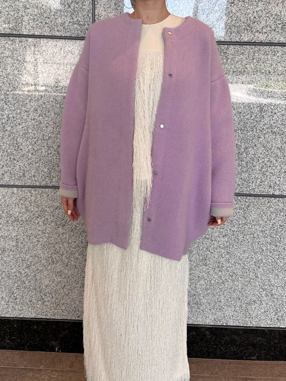 ホワイト系のスカート、ホワイト系のその他トップス、パープル系のカーディガン/ボレロを着用したレディースの夏コーディネートの6枚目の写真