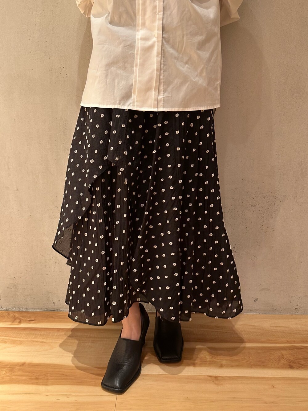 ホワイト系のシャツ/ブラウス、その他のスカート、ブラック系のパンプスを着用したレディースの春コーディネートの3枚目の写真