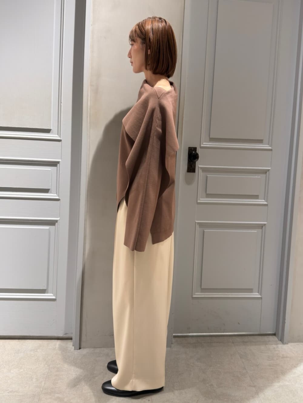 ホワイト系のその他パンツ、ブラウン系のニット/セーターを着用したレディースの冬コーディネートの3枚目の写真