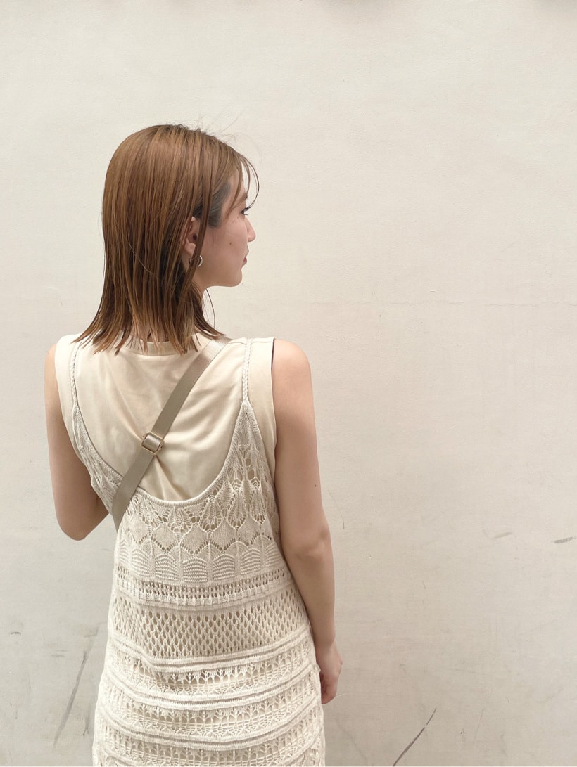 グリーン系のサンダル、ホワイト系のワンピースを着用したレディースの夏コーディネートの4枚目の写真