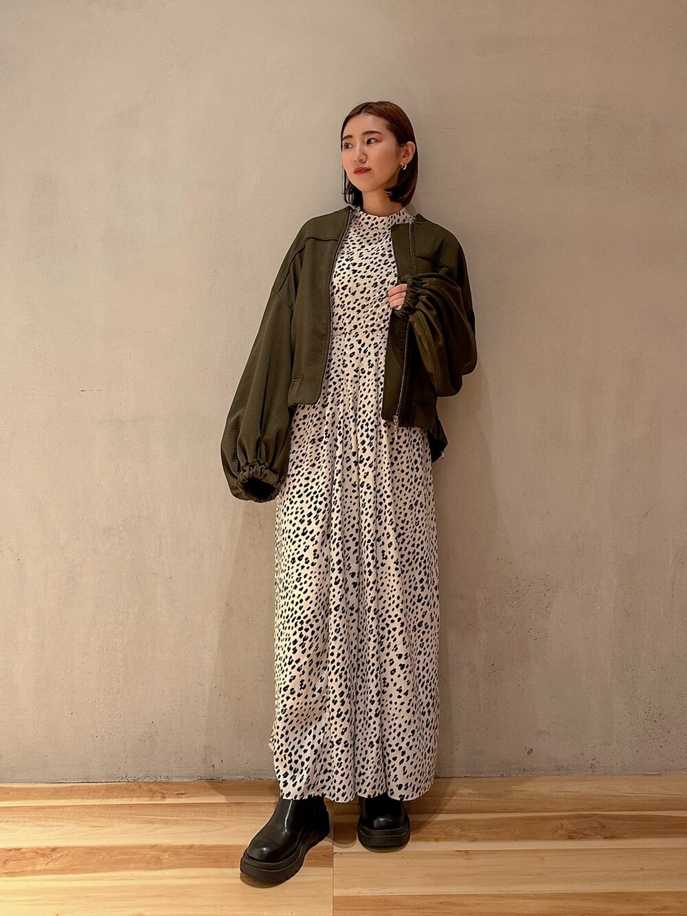 ベージュ系のブルゾン、その他のワンピースを着用したレディースの春コーディネートの2枚目の写真