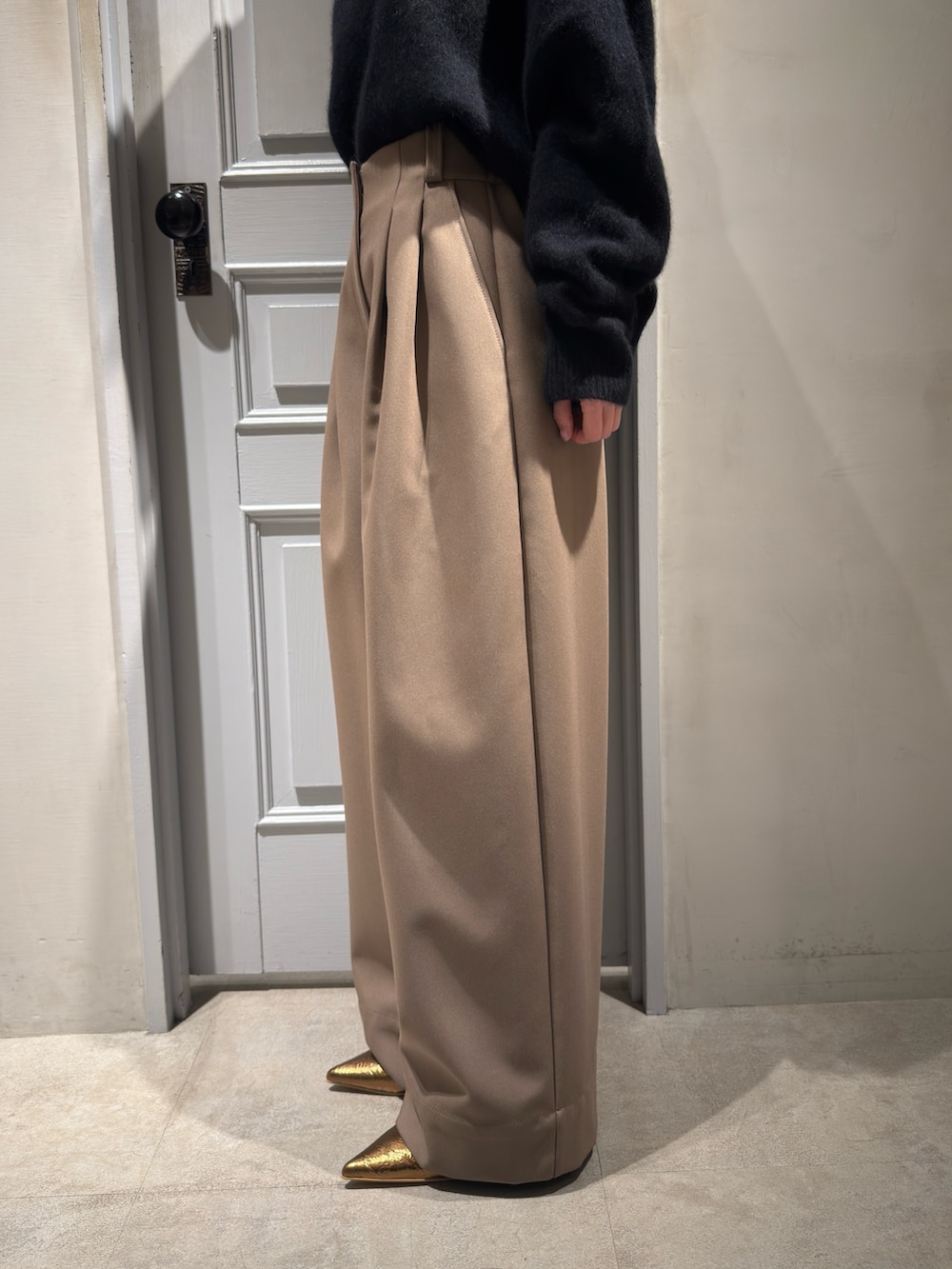 ブラック系のニット/セーター、ベージュ系のその他パンツ、その他のパンプスを着用したレディースの冬コーディネートの10枚目の写真