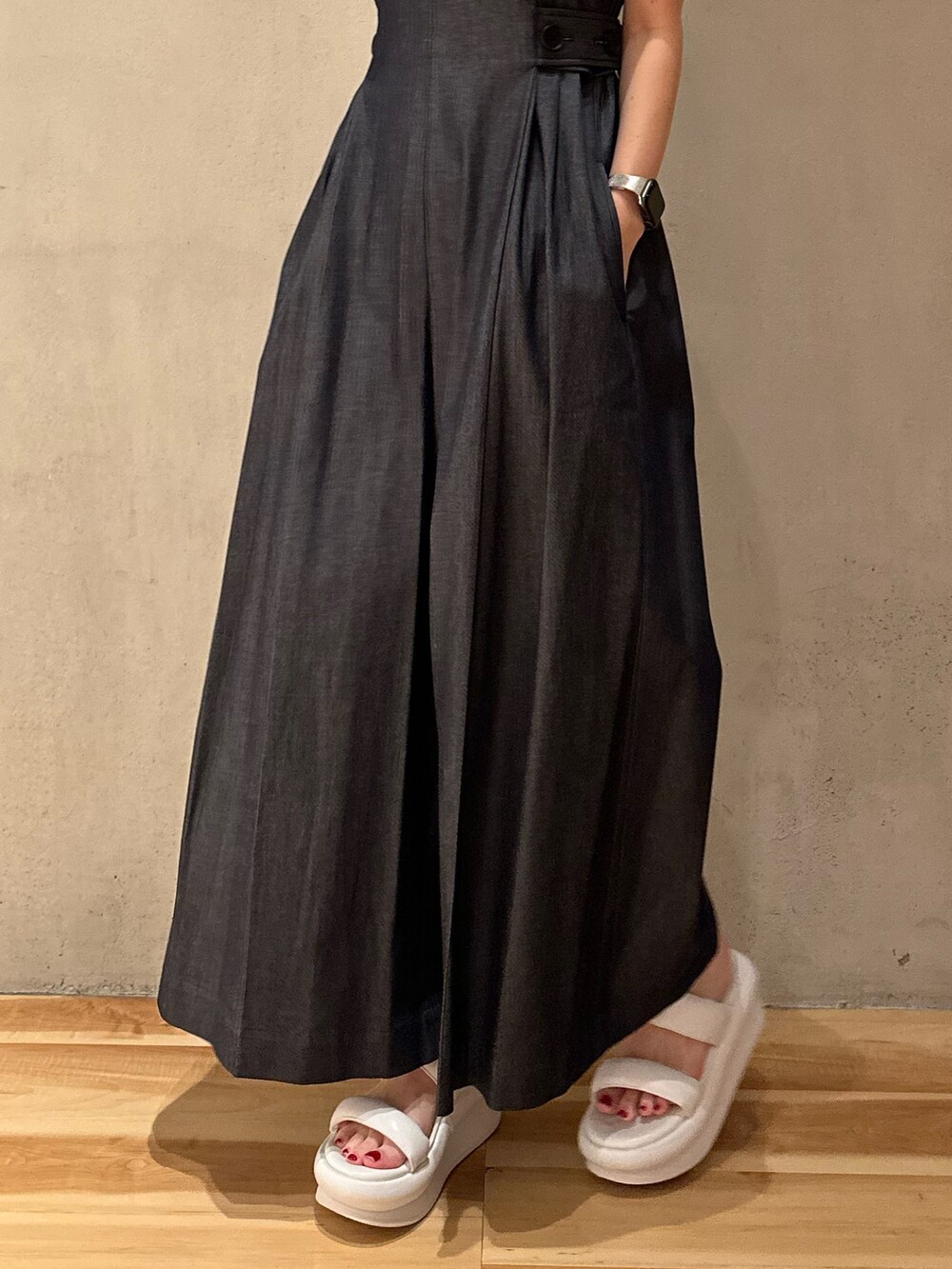 ブルー系のつなぎ/オールインワン、ホワイト系のサンダル、ブラック系のキャップを着用したレディースの夏コーディネートの6枚目の写真