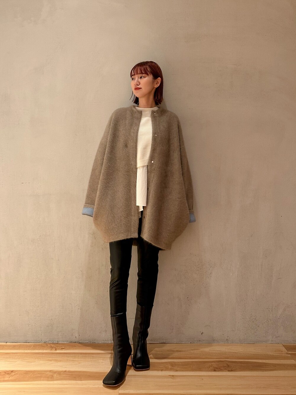 ブラック系のブーツ、ブラック系のその他パンツ、ベージュ系のノーカラージャケットを着用したレディースの秋コーディネートの4枚目の写真
