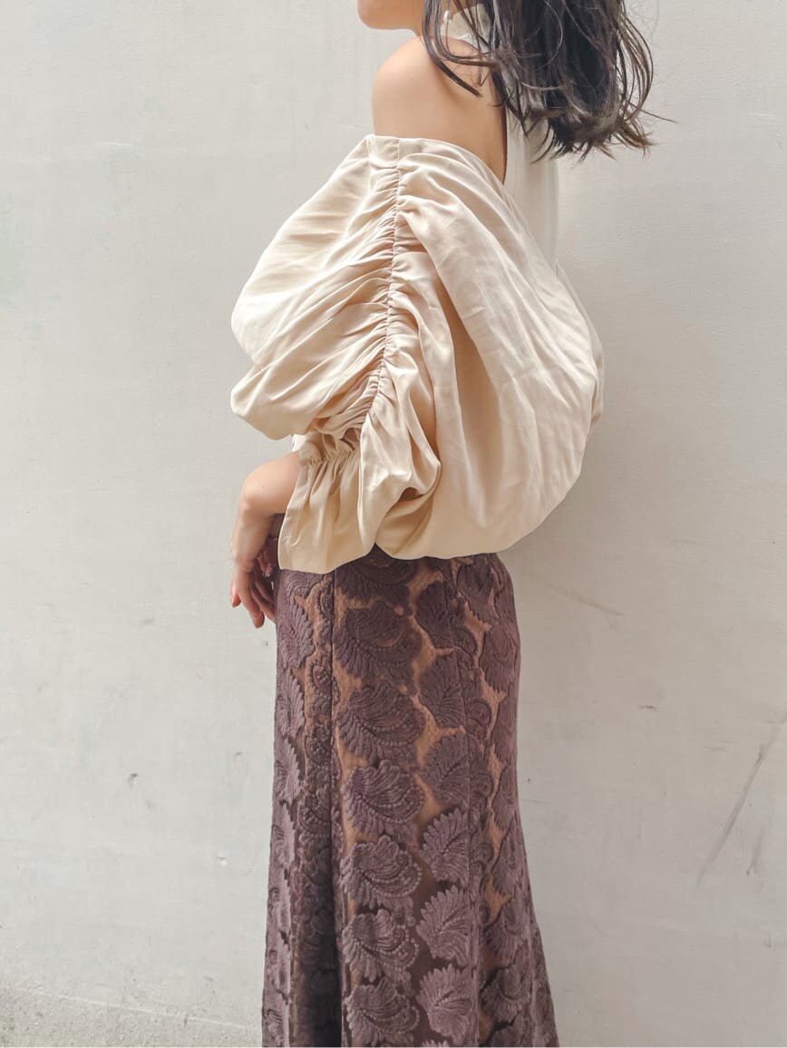 ブラック系のその他シューズ、ブラウン系のスカート、ホワイト系のニット/セーターを着用したレディースの秋コーディネートの5枚目の写真