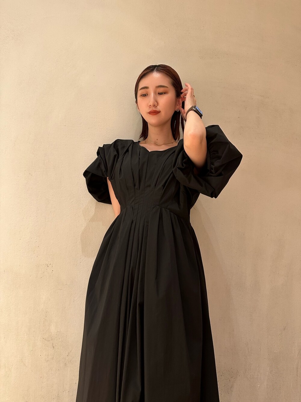 ブラック系のワンピースを着用したレディースの春コーディネートの6枚目の写真