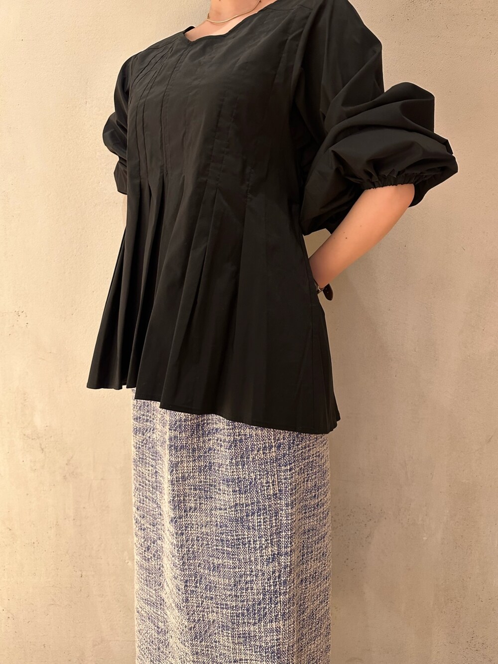 ブラック系のシャツ/ブラウス、ホワイト系のスニーカー、ブルー系のスカートを着用したレディースの春コーディネートの3枚目の写真