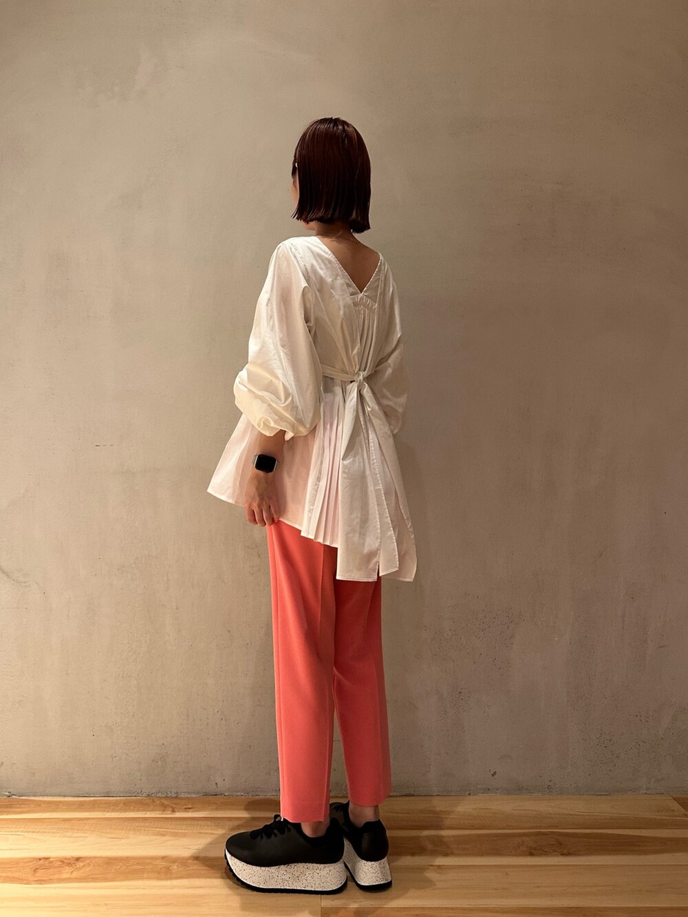 ホワイト系のシャツ/ブラウス、ピンク系のその他パンツ、ブラック系のスニーカーを着用したレディースの秋コーディネートの8枚目の写真