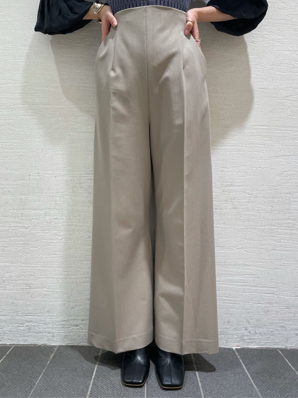 ブラック系のその他シューズ、ブルー系のニット/セーター、グレー系のその他パンツを着用したレディースの夏コーディネートの6枚目の写真