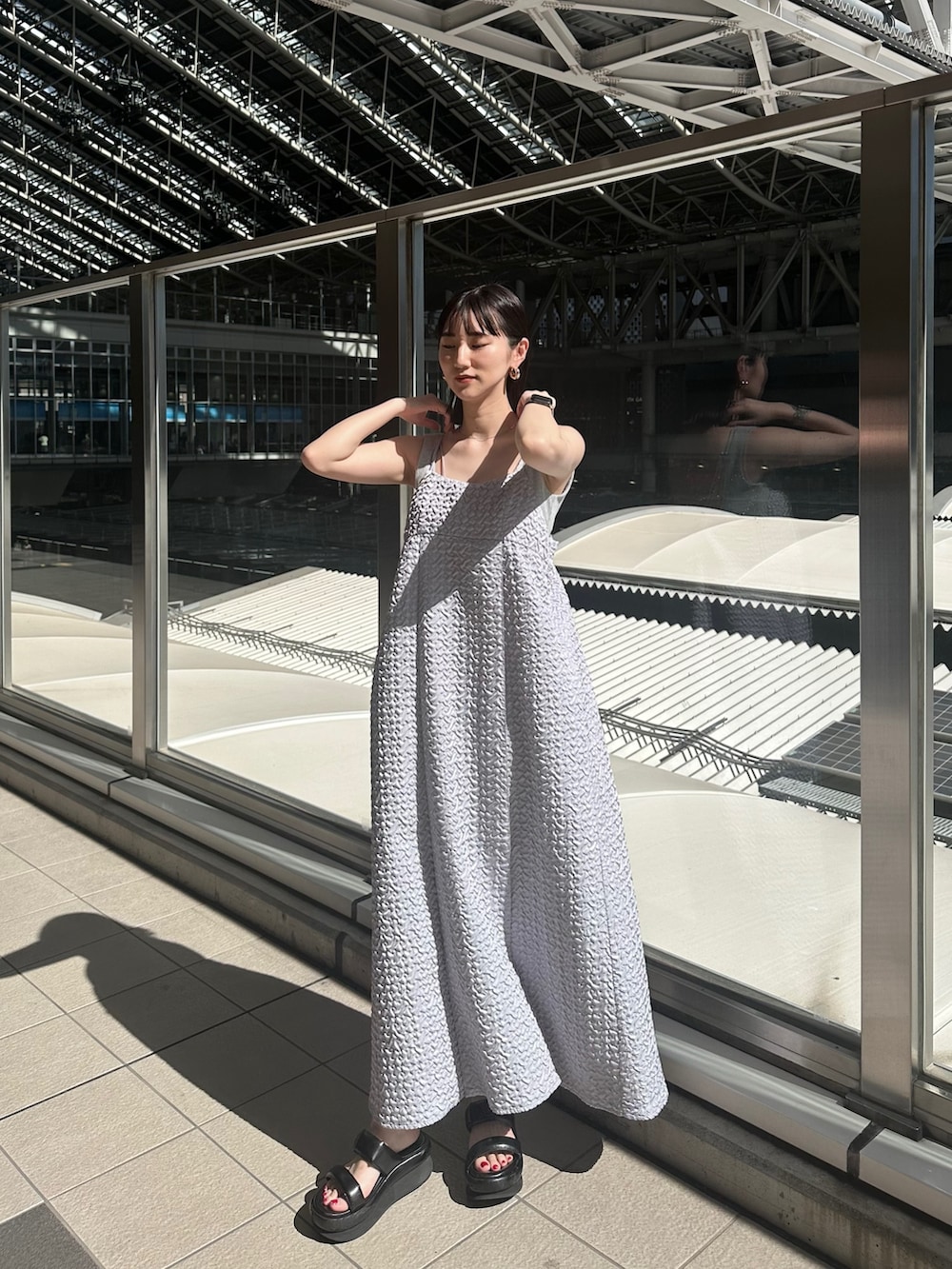 ブルー系のシャツ/ブラウス、グレー系のワンピース、グレー系のタンクトップを着用したレディースの春コーディネートの7枚目の写真