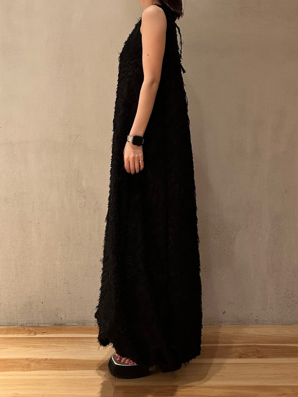 ブラック系のキャミソール、その他のサンダル、シルバー系のパンプスを着用したレディースの春コーディネートの5枚目の写真