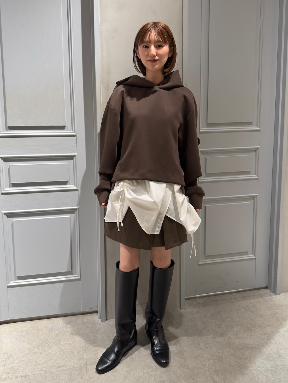 ブラウン系のパーカー、ブラウン系のその他パンツを着用したレディースの冬コーディネートの2枚目の写真