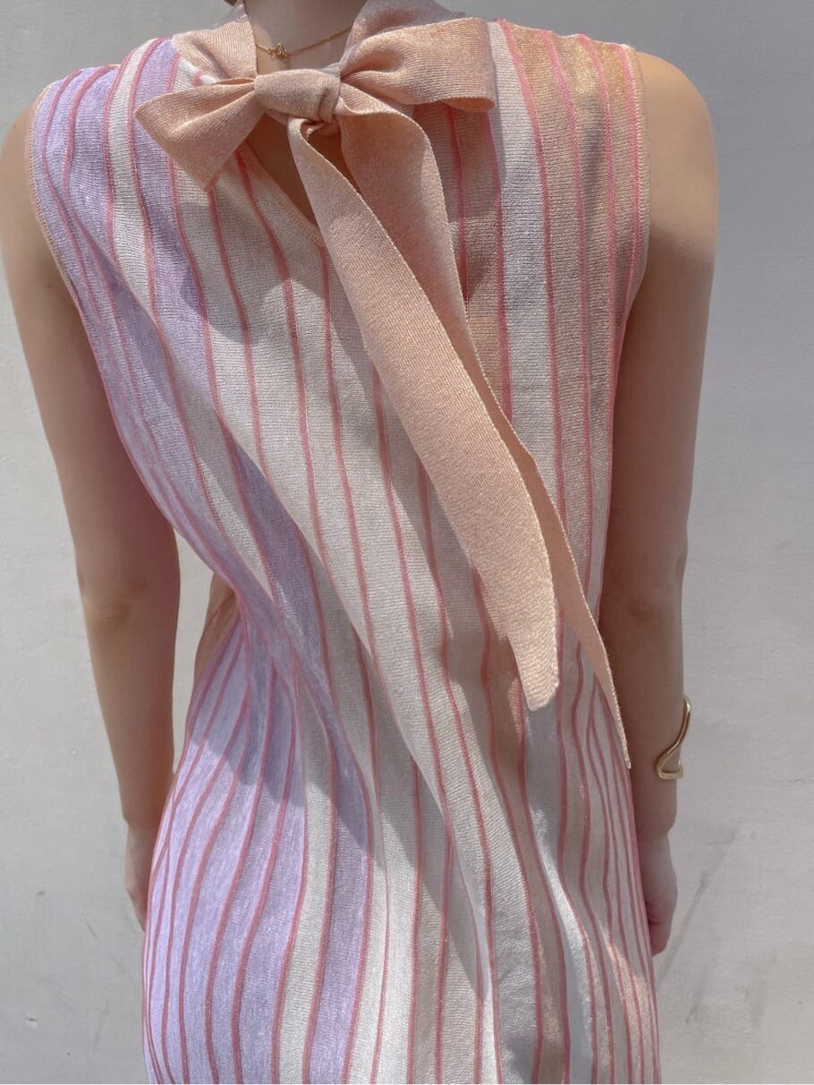 オレンジ系のワンピース、ブラック系のその他シューズを着用したレディースの夏コーディネートの5枚目の写真