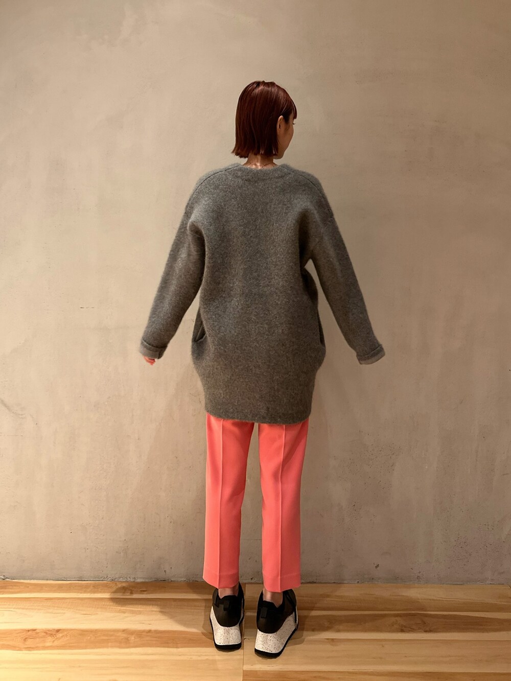 ホワイト系のシャツ/ブラウス、ピンク系のその他パンツ、ブラック系のスニーカーを着用したレディースの秋コーディネートの4枚目の写真