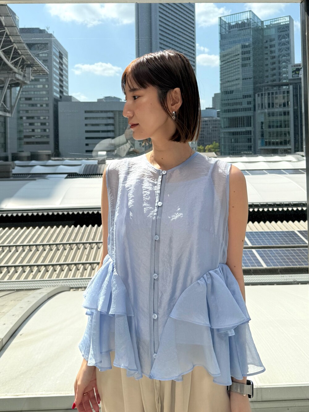 ブルー系のシャツ/ブラウス、ホワイト系のその他パンツ、ホワイト系のサンダルを着用したレディースの春コーディネートの4枚目の写真