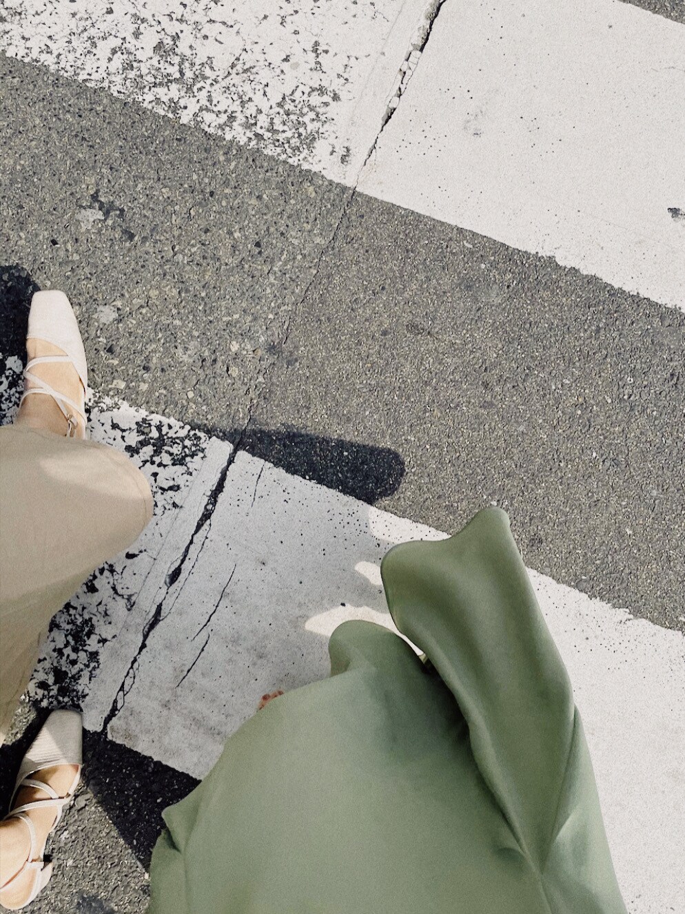 その他のパンプス、グリーン系のスカート、ホワイト系のハンドバッグを着用したレディースの冬コーディネートの6枚目の写真