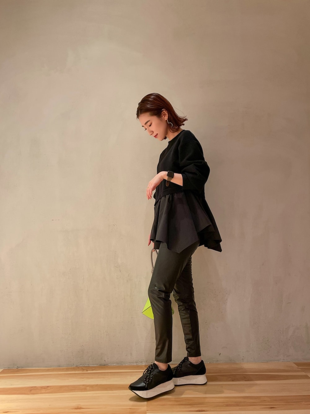 ブラック系のニット/セーター、ブラック系のその他パンツ、ブラック系のスニーカーを着用したレディースの秋コーディネートの4枚目の写真