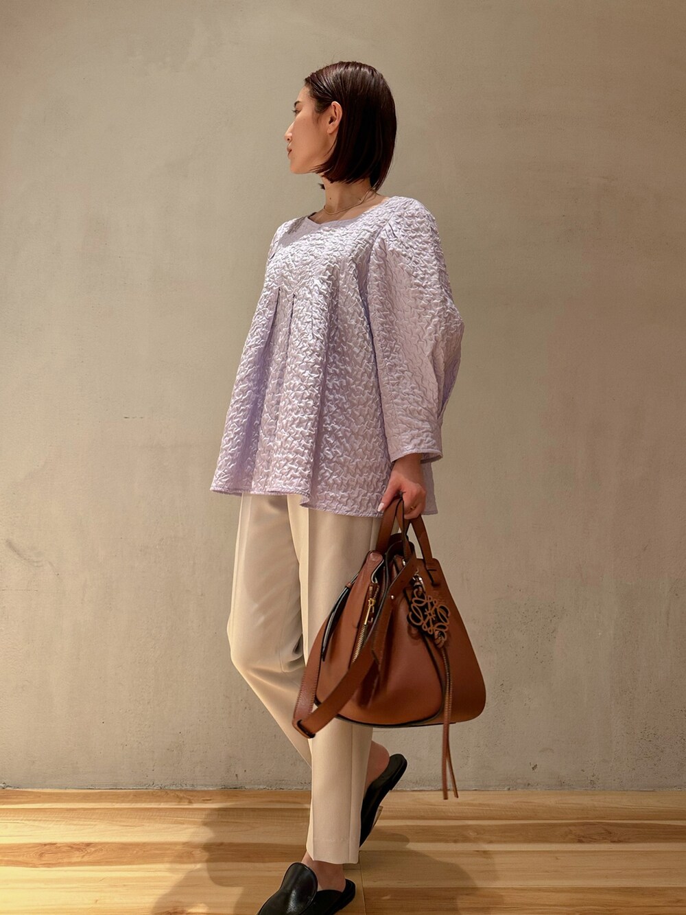 ブルー系のシャツ/ブラウス、グレー系のその他パンツ、ブラウン系のノーカラーコートを着用したレディースの春コーディネートの2枚目の写真