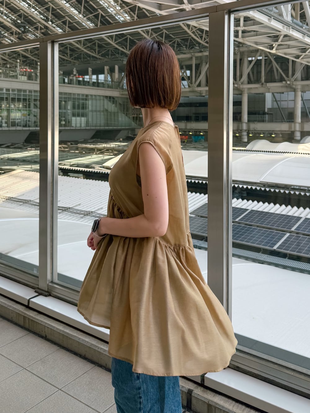 イエロー系のシャツ/ブラウス、ブルー系のデニムパンツを着用したレディースの夏コーディネートの6枚目の写真